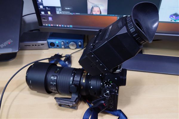Die Nikon Z6II mit einem Cineroid-Sucher