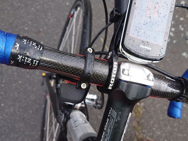 Rennrad-Lenker mit einem Powerpod-Sensor von oben