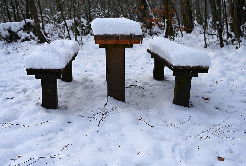 Sitzbänke und Tisch unter Schnee